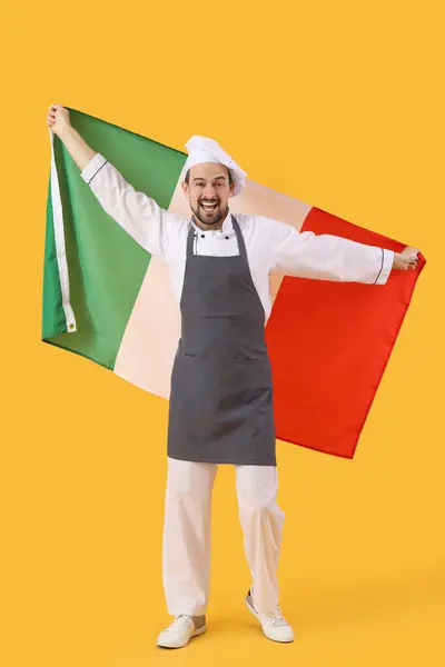 Männlicher Koch Mit Italienischer Flagge Auf Gelbem Hintergrund — Stockfoto
