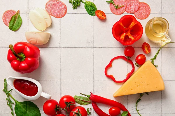 Beyaz fayanslı pizza hazırlamak için malzemelerden yapılmış çerçeve