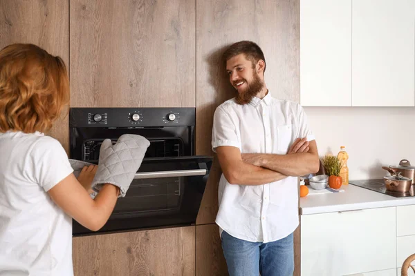 Glada Par Kärlek Matlagning Köket — Stockfoto