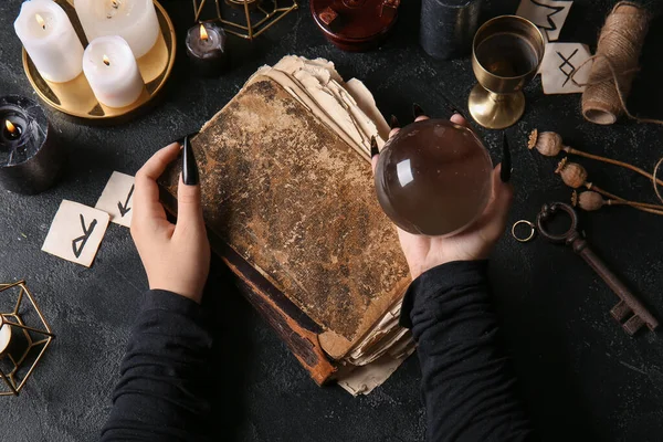 Koyu Arkaplanda Büyü Kitabı Kristal Küre Olan Cadı — Stok fotoğraf