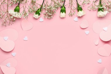 Beyaz karanfiller, çingene çiçekleri ve pembe arka planda kağıt kalpler. Sevgililer Günü konsepti