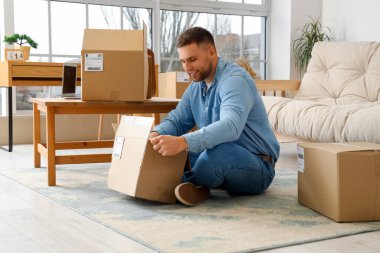 Genç adam evde parsel açma