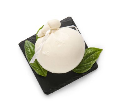 Beyaz arka planda fesleğenli lezzetli Burrata peyniri.