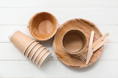 Beyaz ahşap arkaplanda farklı eko tablo takımı