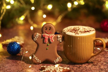 Zencefilli kurabiyeli sıcak kakao ve grunge masasında Noel topu