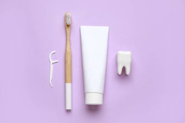Diş fırçası, diş macunu, diş ipi kürdanı ve eflatun kaplama diş modeli. Dünya Diş Hekimi Günü