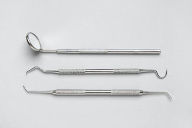 Beyaz arka planda diş aletleri seti. Dünya Diş Hekimi Günü