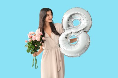 Gümüş renkli hava balonu olan güzel bir kadın ve mavi arka planda bir buket pembe gül. Uluslararası Kadınlar Günü