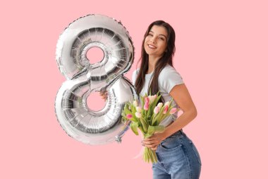 Şekil 8 şeklinde gümüş renkli balonu ve pembe arka planda güzel laleleri olan güzel bir kadın. Uluslararası Kadınlar Günü