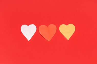 Kırmızı arka planda kağıt kalpler. Sevgililer Günü kutlaması