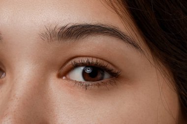 Kahverengi gözlü genç Asyalı kadın, yakın plan.