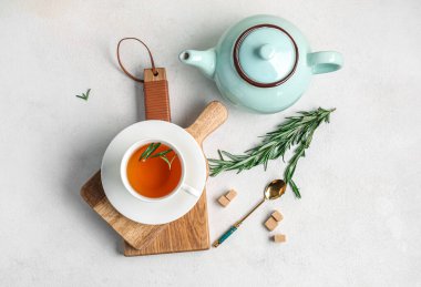 Tahta tahta bardak ve beyaz arka planda sıcak biberiye çayı.