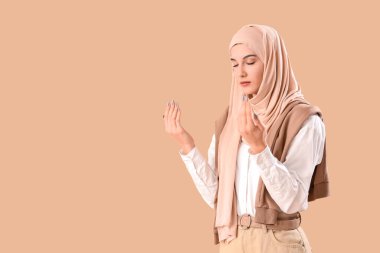 Kahverengi arka planda dua eden zarif Müslüman kadın.