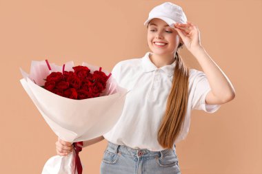 Kahverengi arka planda gül buketi olan kadın kurye.