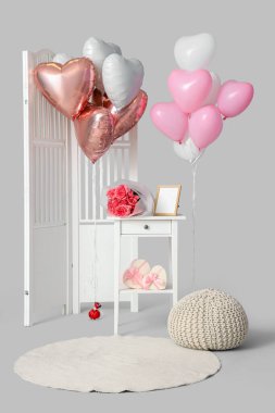 Açık arkaplanda Sevgililer Günü için katlanan ekran ve dekorlu masa