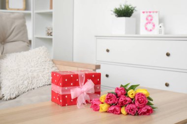 Oturma odasındaki masada hediyeli laleler. Uluslararası Kadınlar Günü kutlamaları