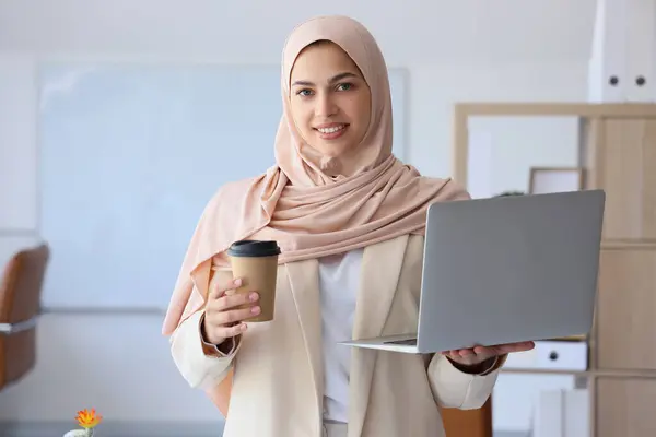 Programadora Femenina Bastante Musulmana Con Portátil Taza Café Oficina —  Fotos de Stock