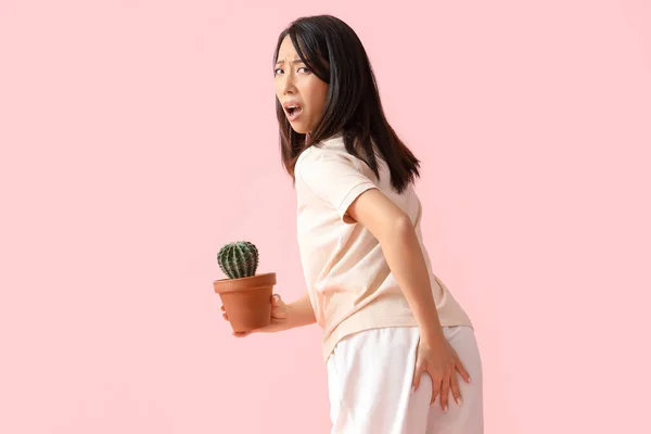 Jeune Femme Asiatique Avec Des Hémorroïdes Des Cactus Sur Fond — Photo