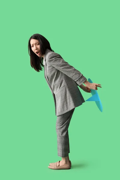 Młoda Azjatycka Bizneswoman Hemoroidami Kciukiem Zielonym Tle — Zdjęcie stockowe
