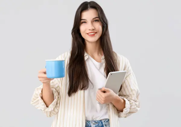 Schöne Junge Frau Mit Tasse Tee Und Tablet Computer Auf — Stockfoto