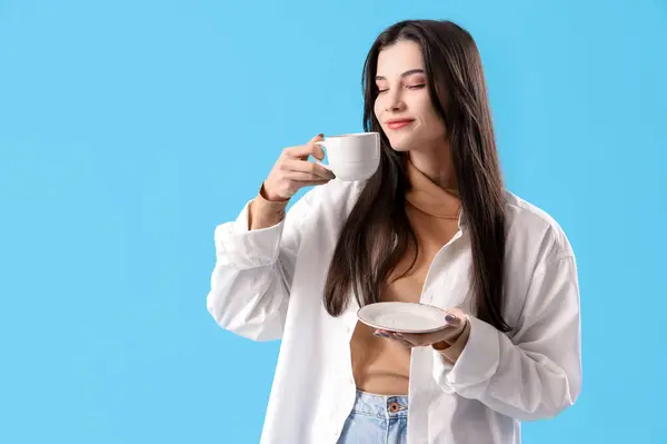 Schöne Junge Frau Mit Einer Tasse Tee Auf Blauem Hintergrund — Stockfoto