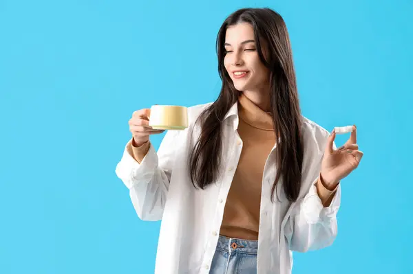 Schöne Junge Frau Mit Einer Tasse Tee Und Zucker Auf — Stockfoto