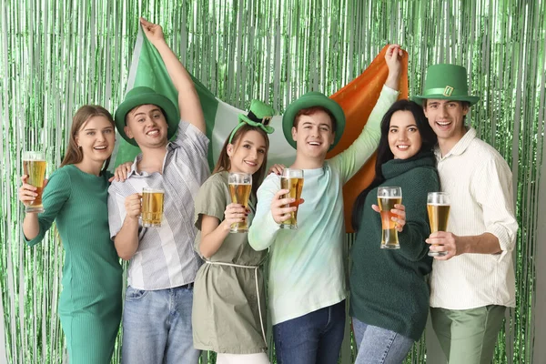 Groep Jongeren Met Bier Ierse Vlag Tegen Groen Knutsel Patrick — Stockfoto