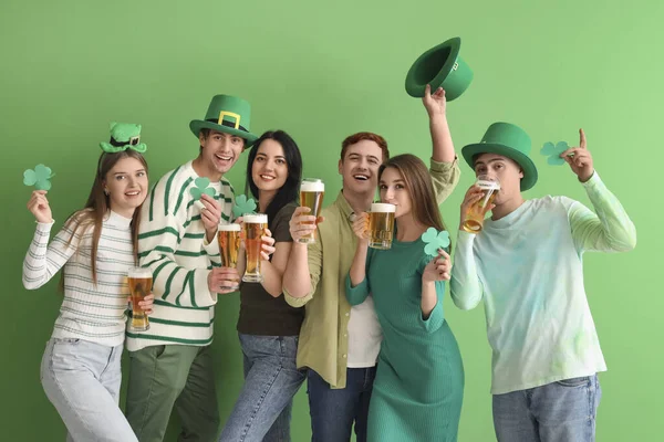 Groep Jongeren Met Bier Papieren Klavertjes Groene Achtergrond Patrick Day — Stockfoto