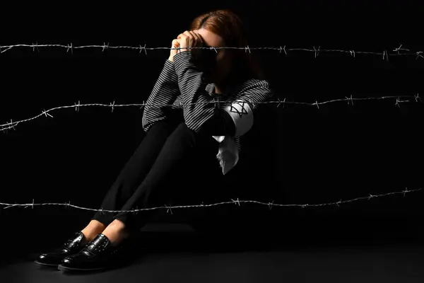 Mature Jewish Woman Sitting Barbed Wire Black Background International Holocaust — Stock Photo, Image