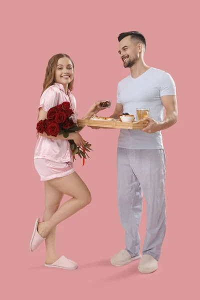 Young Couple Tasty Breakfast Roses Pink Background Valentine Day Celebration — Stock Photo, Image