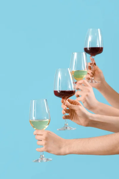 Frauen Mit Weingläsern Auf Blauem Hintergrund Valentinstag Feier — Stockfoto