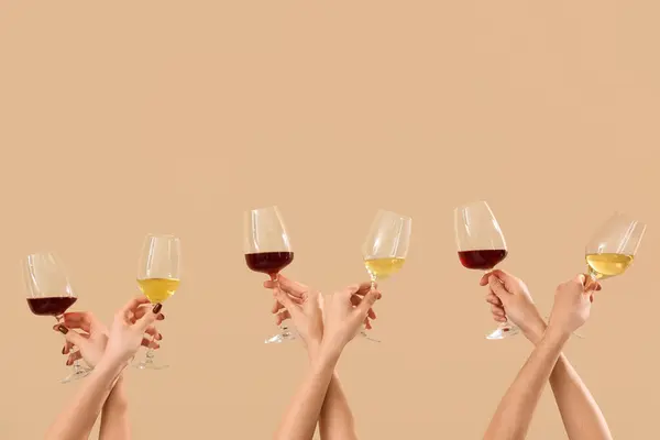 Frauen Mit Weingläsern Auf Beigem Hintergrund Valentinstag Feier — Stockfoto