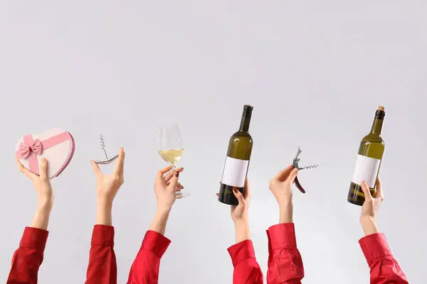 Frauen Mit Wein Korkenzieher Und Geschenk Auf Hellem Hintergrund Valentinstag — Stockfoto