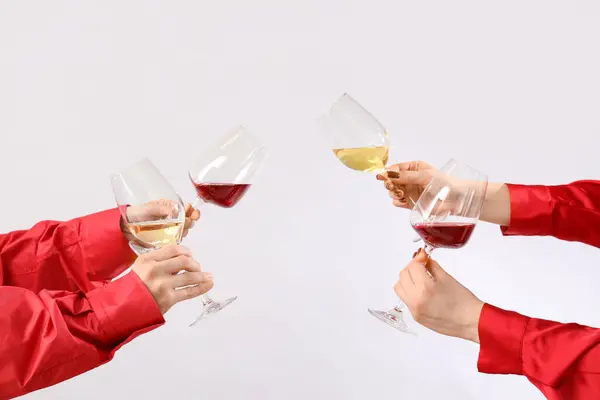 Frauen Mit Weingläsern Auf Hellem Hintergrund Valentinstag Feier — Stockfoto