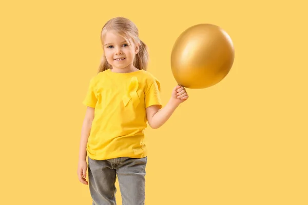 可爱的小女孩 带着黄色的带子 带着彩色背景的气球 儿童癌症意识概念 — 图库照片