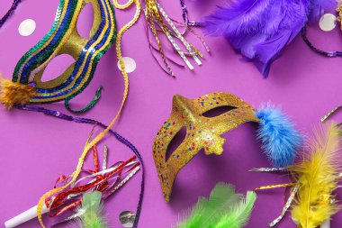 Mardi Gras için dekorlu karnaval maskeleri mor arka planda kutlanıyor