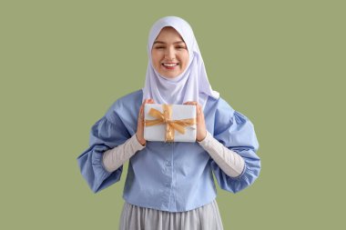 Yeşil geçmişi olan genç Müslüman bir kadın. Ramazan kutlaması