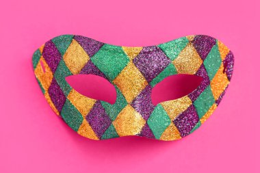 Pembe arka planda Mardi Gras kutlaması için parlak karnaval maskesi