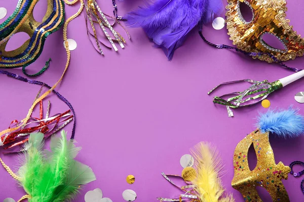 Mardi Gras kutlamaları için dekorlu karnaval maskelerinden yapılmış çerçeve mor arka planda
