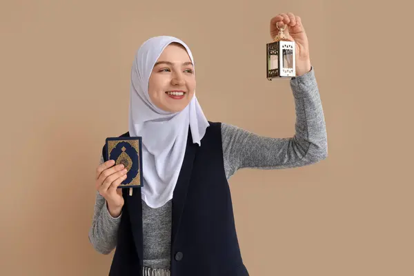 Mladá Muslimka Koránem Lampou Béžovém Pozadí Ramadánská Oslava — Stock fotografie