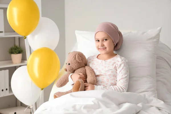 Menina Após Quimioterapia Com Urso Brinquedo Deitado Cama Hospital Dia — Fotografia de Stock