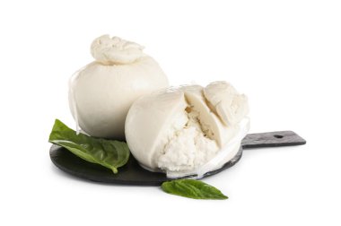 Beyaz arka planda fesleğenli siyah Burrata peyniri.