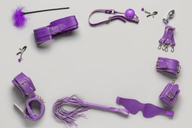 Gri arka planda farklı seks oyuncaklarından yapılmış çerçeve