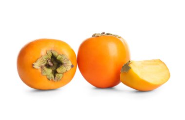 Beyaz arkaplanda tatlı olgun hurma ağaçları