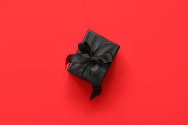 Kırmızı arka planda hediye kutusu. Kara Cuma