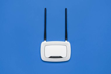 Mavi arkaplanda modern wi-fi yönlendirici