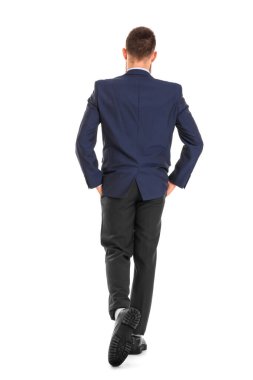 İşadamı beyaz arka planda, arka planda yürüyor