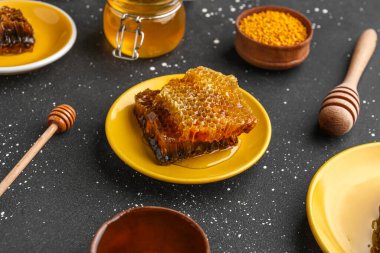 Siyah zemin üzerinde bal petekleri olan tabaklar