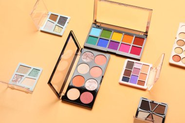 Turuncu arka planda güzel göz falı paletleri