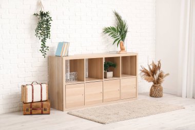 Televizyon standı olan modern bir oda.